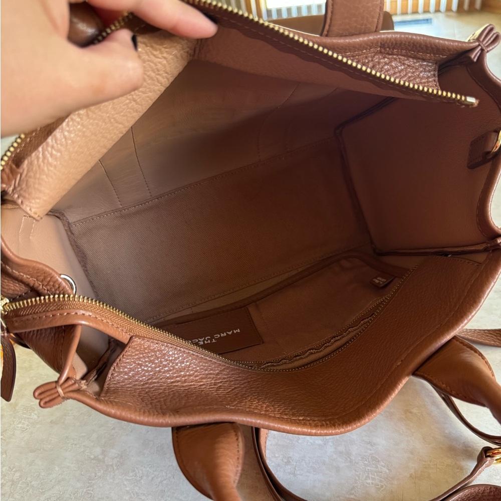 Marc Jacobs The Leather Medium Tote Bag - Picture 11 of 14